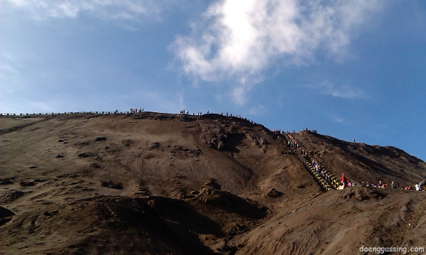 Tangga menuju kawah Gunung Bromo