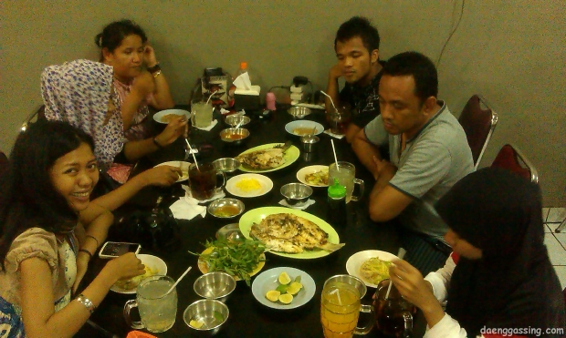 Sebagian peserta BN2012 ketika menikmati sea food di Paotere