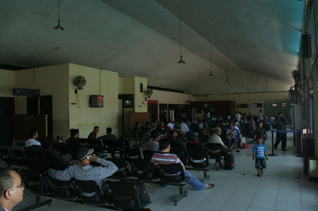 Suasana di dalam terminal bandara Domine Eduard Osok, Sorong