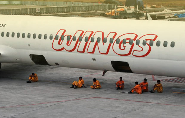 Kru Wings Air di Bandara Sultan Hasanuddin, Makassar