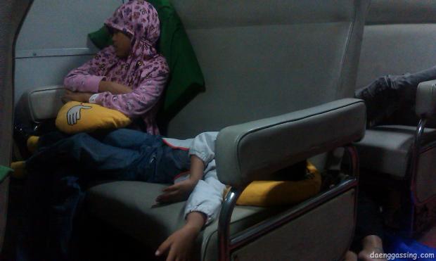 Mereka akhirnya tertidur di kereta [02:23 WIB]