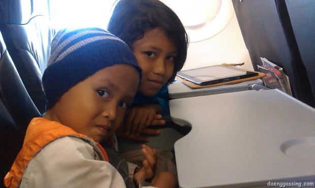 Nadaa dan Hilmy di pesawat