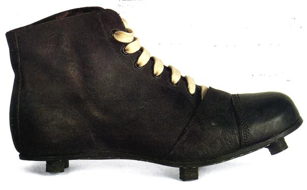 Sepatu bola tahun 1800an