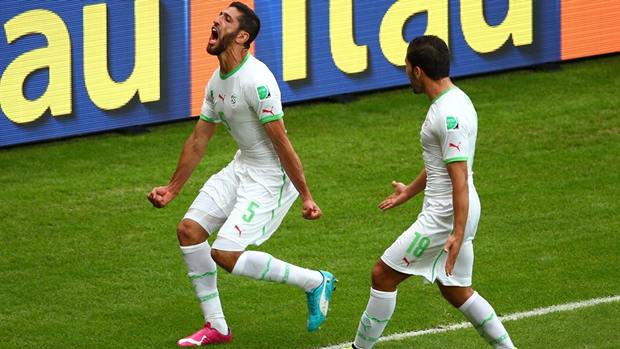 Pemain Aljazair dengan Puma yang berwarna-warni. [FIFA.com]