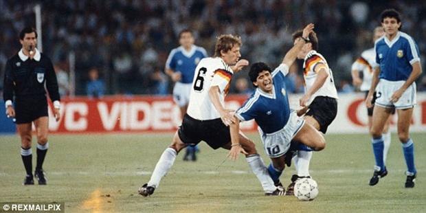 Maradona yang merasa dicurangi di final 1990