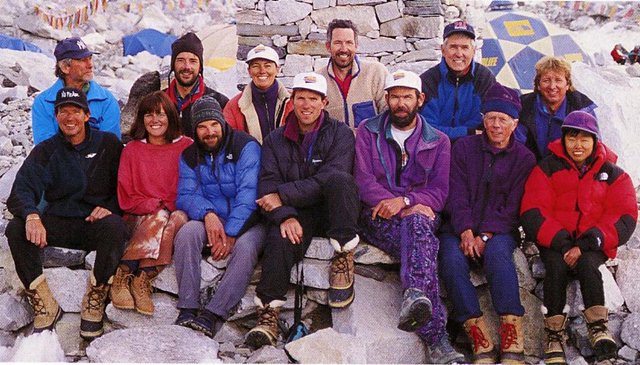 Foto anggota tim Adventure Consultant sebelum naik ke Everest