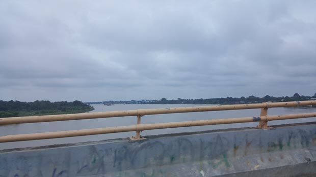 Sungai Batang Hari yang memotong sisi luar kota Jambi