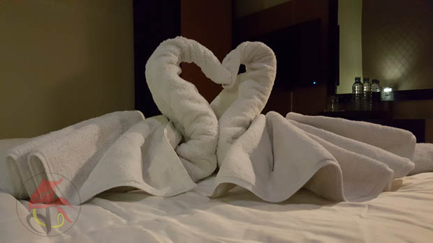 Sepasang angsa dari handuk di kamar hotel Green Hayaq